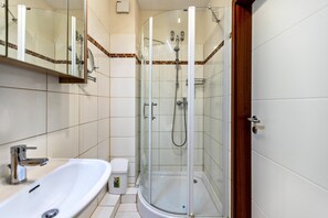 Douche, sèche-cheveux, serviettes fournies