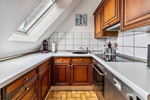 Fridge, microwave, oven, stovetop - Apartment 'Utspann' with Balcony and Wi-Fi (Sankt Peter-Ording)