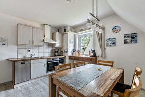 Kylskåp, mikrovågsugn, ugn och spishäll