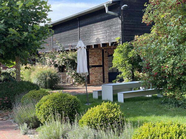 المنطقة المحيطة بالمنشأة