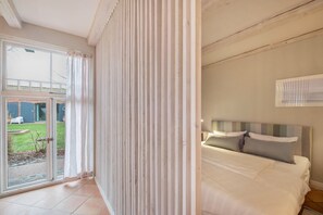 1 bedroom, free WiFi, bed sheets - Holiday Apartment Eins at Hof Himmelgrün with Large Garden (Saal)