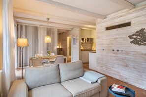TV, ping pong - Holiday Apartment Eins at Hof Himmelgrün with Large Garden (Saal)
