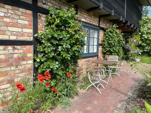 Outdoor dining - Holiday Apartment Eins at Hof Himmelgrün with Large Garden (Saal)