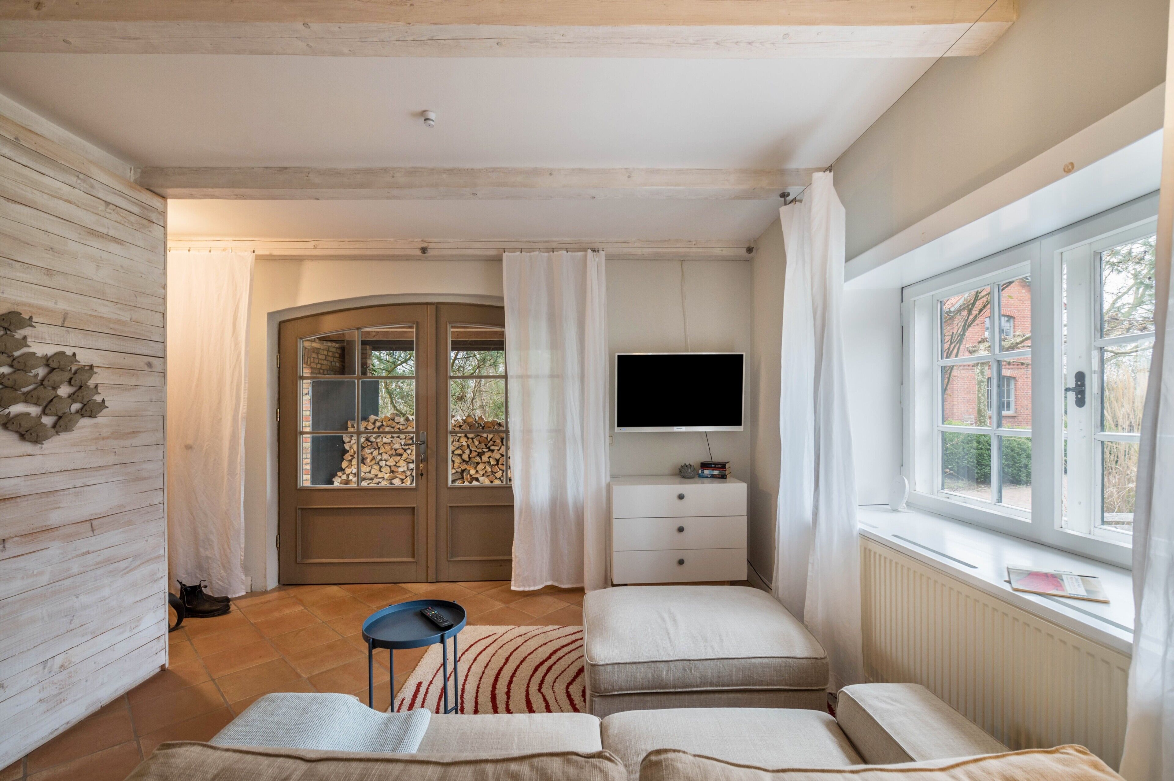 Een televisie en een tafeltennistafel