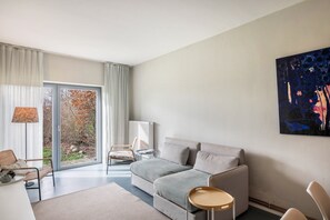 TV, ping pong - Holiday Apartment ZWEI at Hof Himmelgrün with Large Garden (Saal)