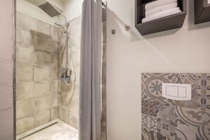 Dusch, hårtork och handdukar