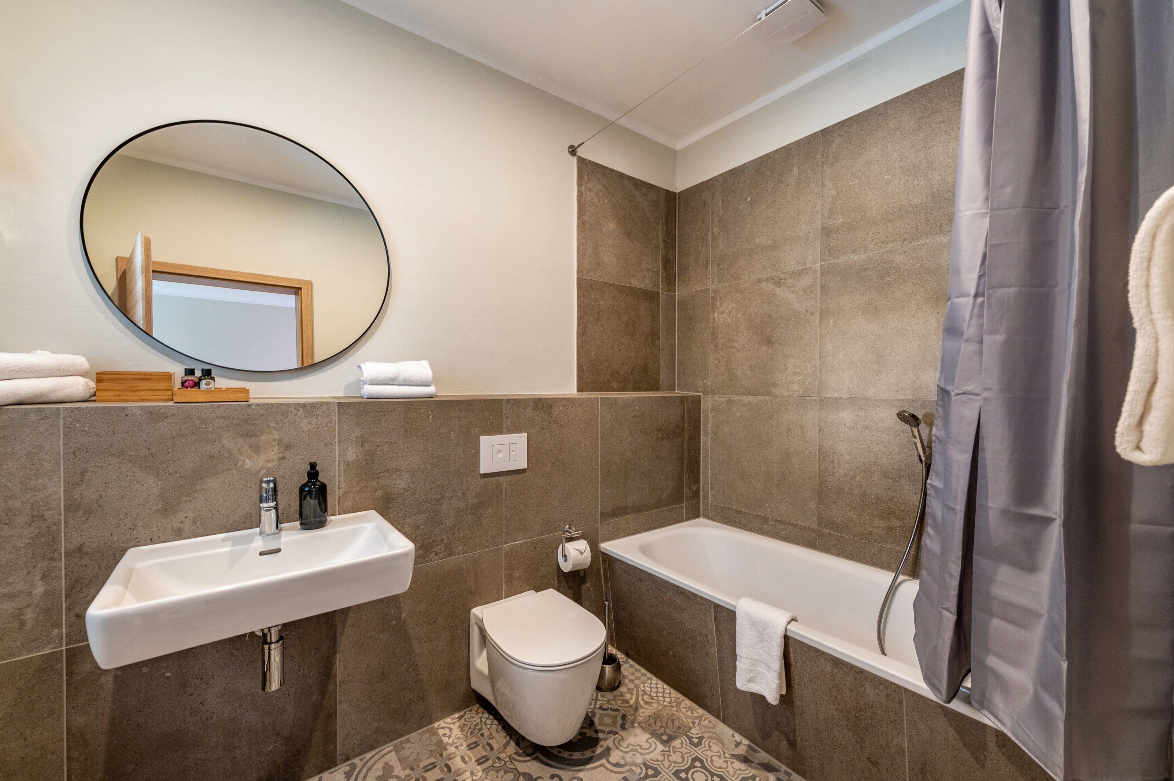 Chuveiro, secador de cabelo, toalhas de banho 