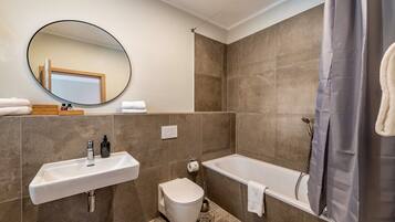 Chuveiro, secador de cabelo, toalhas de banho