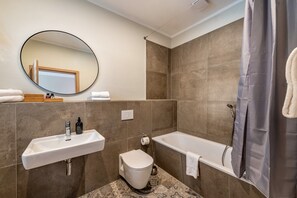 Douche, sèche-cheveux, serviettes fournies