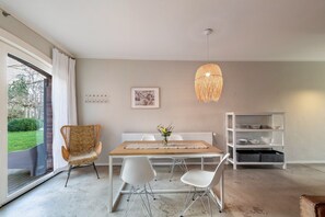 Dining - Holiday Apartment DREI at Hof Himmelgrün with Large Garden (Saal)