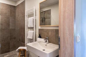 Shower, hair dryer, towels - Holiday Apartment VIER at Hof Himmelgrün with Large Garden (Saal)