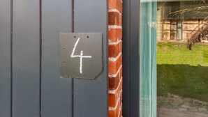 Le numéro 4, peint sur une porte grise.