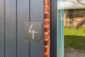 A house number '4' on a grey door.