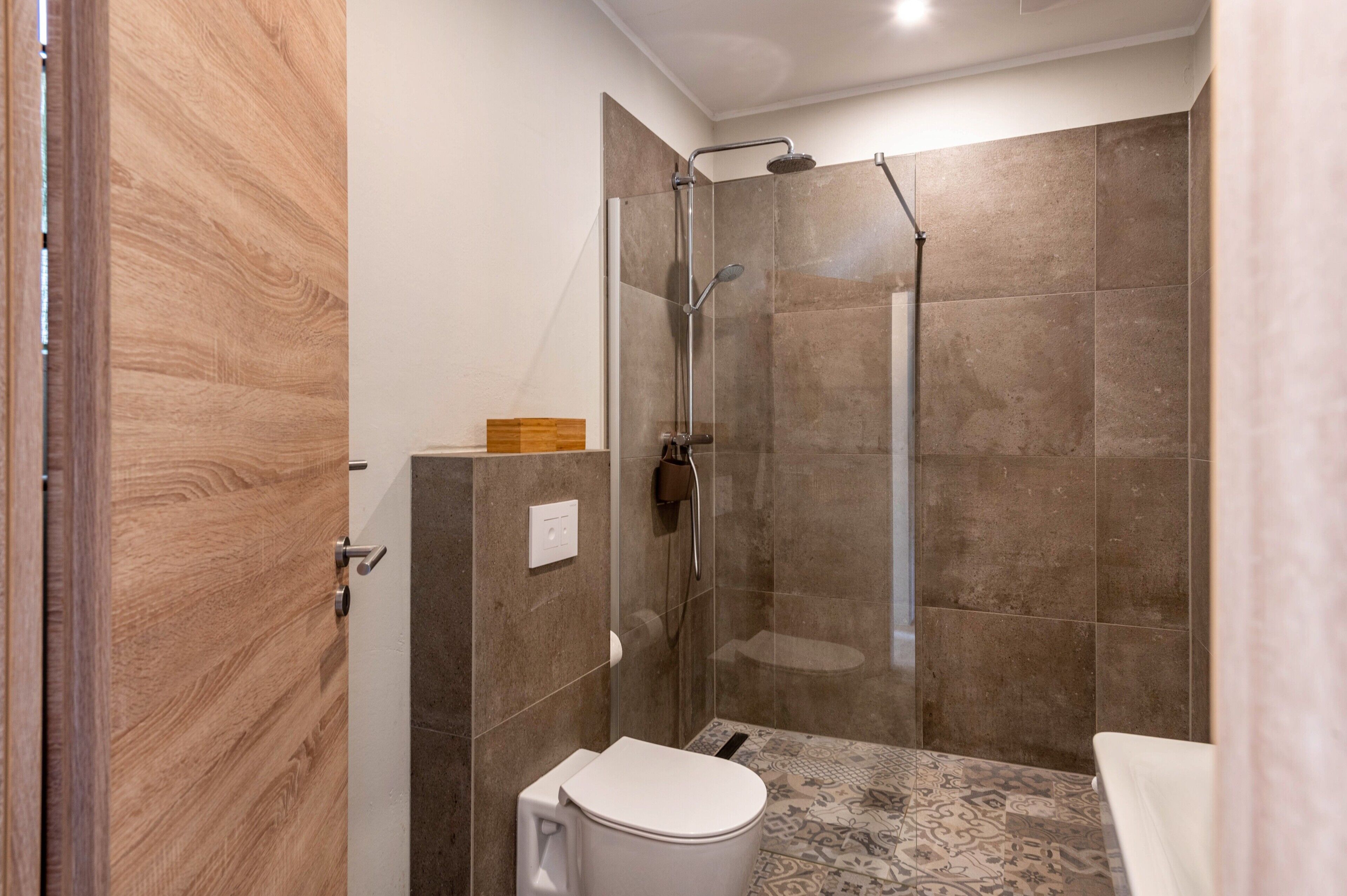 Chuveiro, secador de cabelo, toalhas de banho 