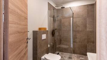 Chuveiro, secador de cabelo, toalhas de banho