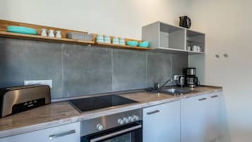 Een koelkast, een oven, een kookplaat, een vaatwasser