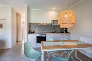 Jääkaappi, uuni, liesi, astianpesukone