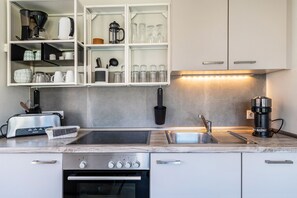 Fridge, oven, stovetop, dishwasher