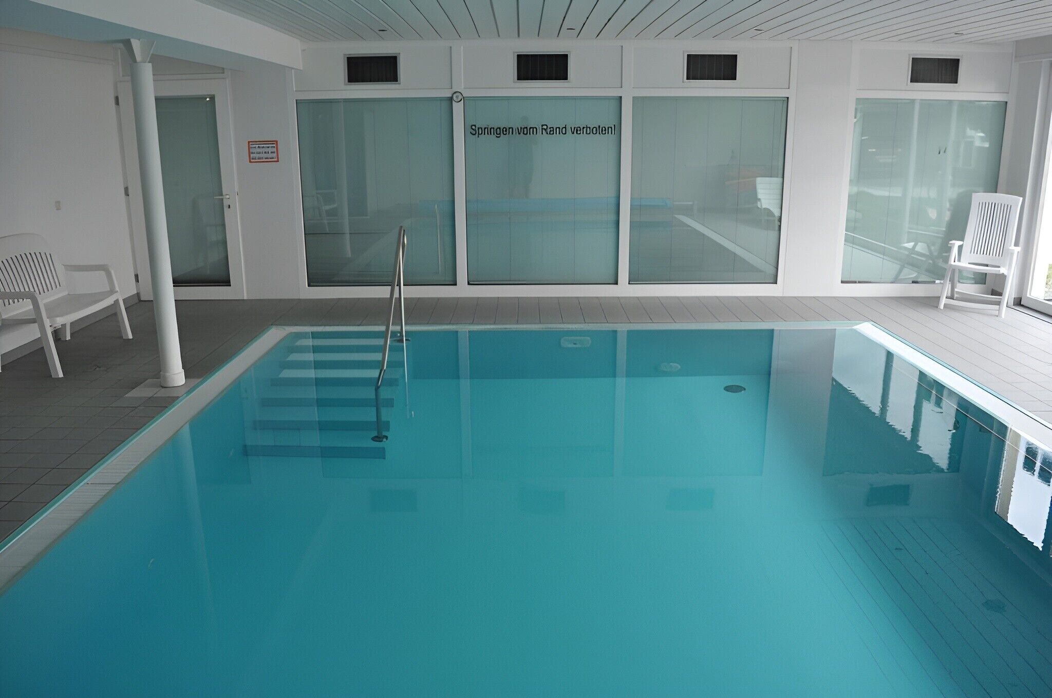 Una piscina techada, una piscina climatizada