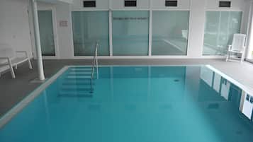 Una piscina techada, una piscina climatizada