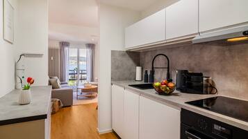 Fridge, oven, stovetop, dishwasher