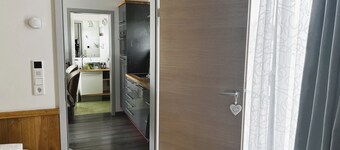 Family Apartment Abendgold – Large Terrace & Close to Lakes