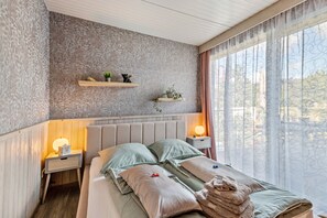 2 bedrooms, iron/ironing board, free WiFi, bed sheets