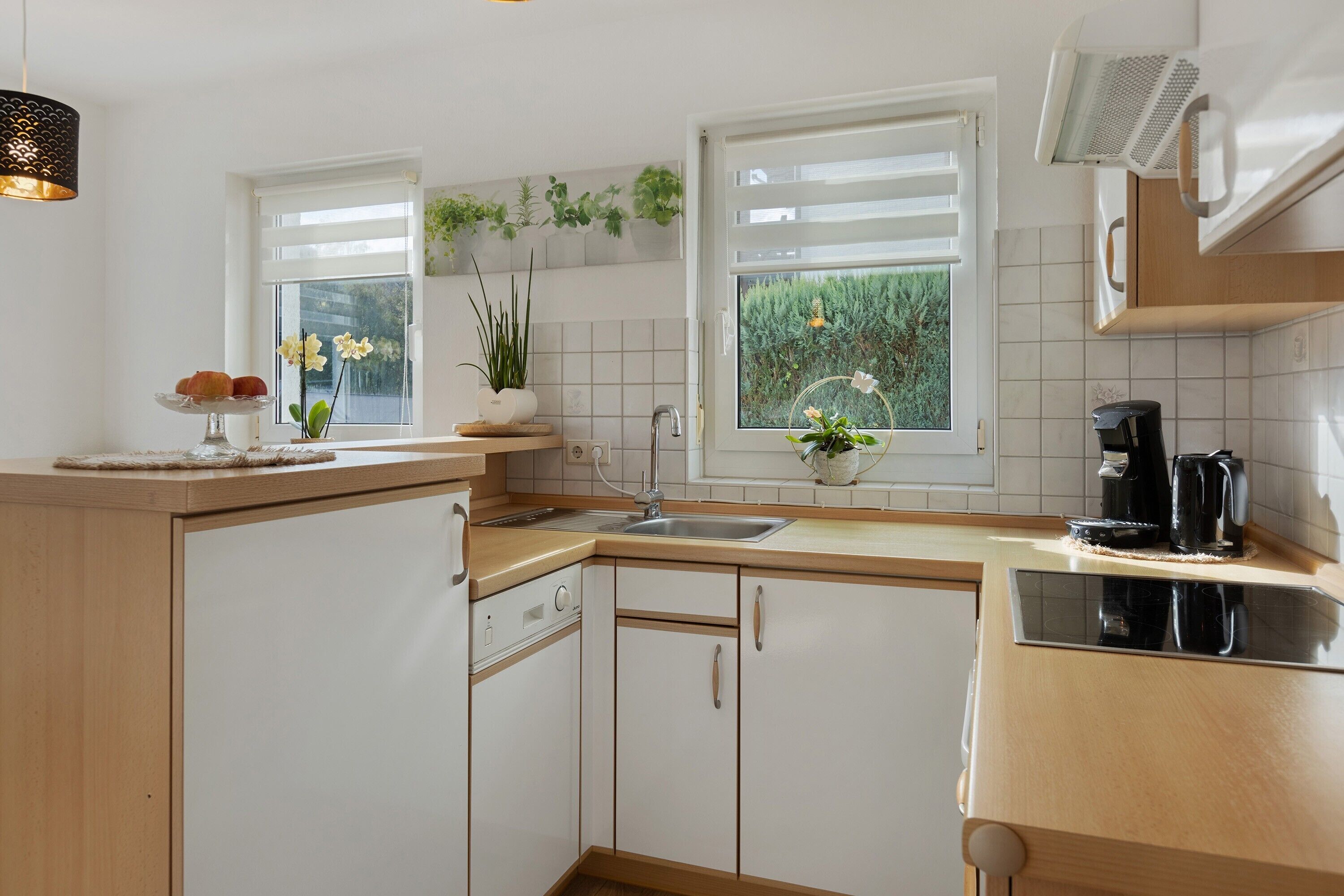 Wasserkocher mit Kaffee-/Teezubehör, Kühlschrank, Ofen, Herdplatte