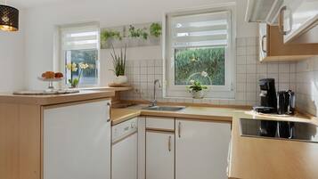 Wasserkocher mit Kaffee-/Teezubehör, Kühlschrank, Ofen, Herdplatte