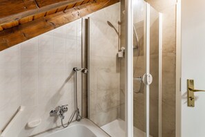 Douche, articles de toilette gratuits, sèche-cheveux
