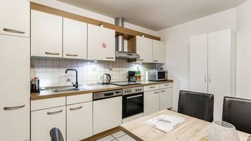 Kühlschrank, Mikrowelle, Ofen, Herdplatte