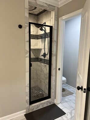 Een haardroger, handdoeken, zeep, shampoo