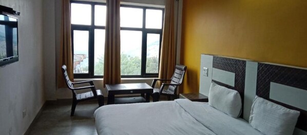 Deluxe Double Room | Individually decorated, free WiFi, bed sheets - Taarab View (Shimla)