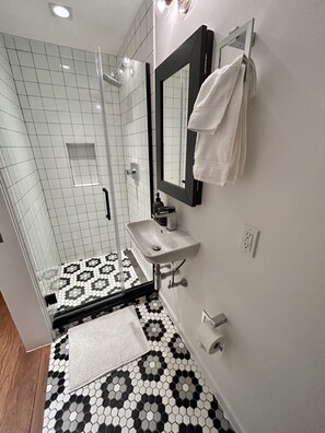 Een douche, handdoeken, zeep, shampoo