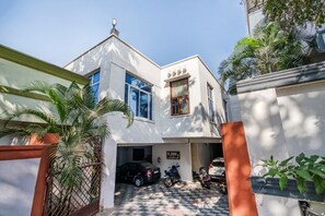 Front of property - iROOMZ Hotel Royal Hill Park (Hyderabad)