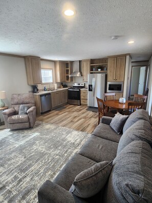 Smart TV - Cozy cottage w/1 bedroom, WiFi, AC in tranquil Springville close to boat ramps (Springville)