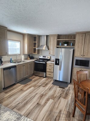 冰箱、微波炉、烤箱、炉灶