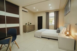 2 soverom, skrivebord, strykejern/-brett og reiseseng for barn