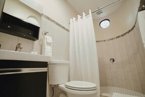 Dusj, hårføner og håndklær