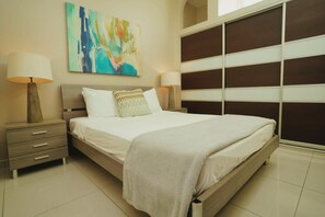 10 soverom, skrivebord, strykejern/-brett og reiseseng for barn