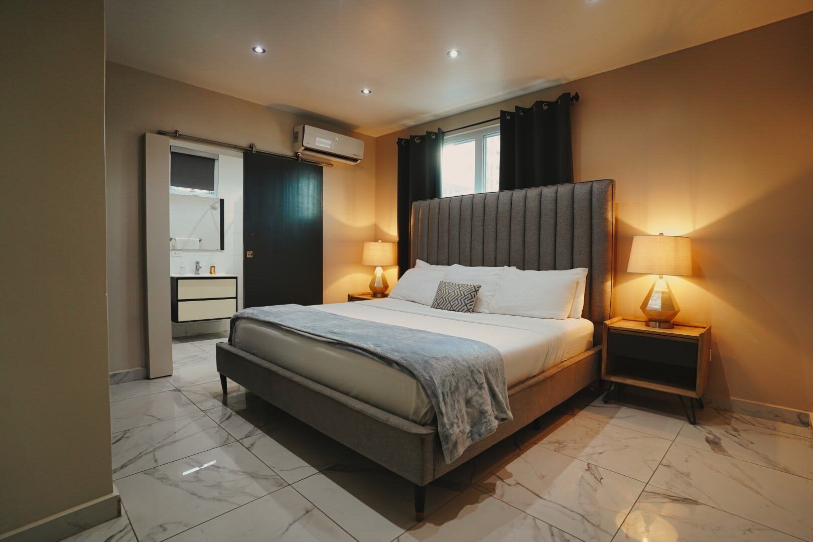 3 chambres, bureau, fer et planche à repasser, lit parapluie