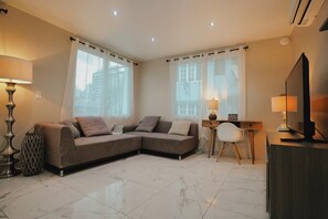 Televisión y oficina 