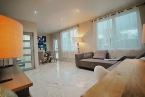 Televisión y oficina 