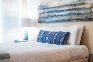 3 soverom, skrivebord, strykejern/-brett og reiseseng for barn