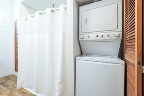 Dusj, hårføner og håndklær