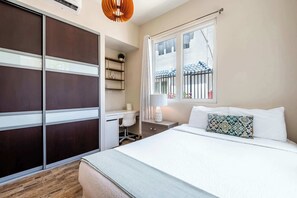 3 soverom, skrivebord, strykejern/-brett og reiseseng for barn