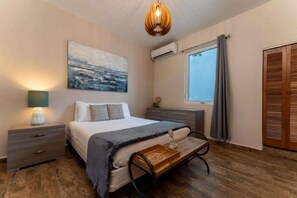 2 bedrooms, desk, iron/ironing board, travel cot - La Mona Suites 2 Bedroom Family Apartment (San Juan)