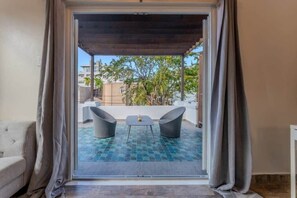 TV, offices - La Mona Suites 1 Bedroom Apartment with Rooftop Terrace (San Juan)