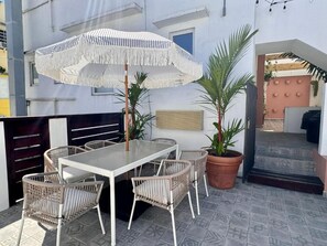 Outdoor dining - La Mona Suites 1 Bedroom Apartment with Rooftop Terrace (San Juan)