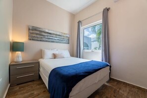 1 soverom, skrivebord, strykejern/-brett og reiseseng for barn